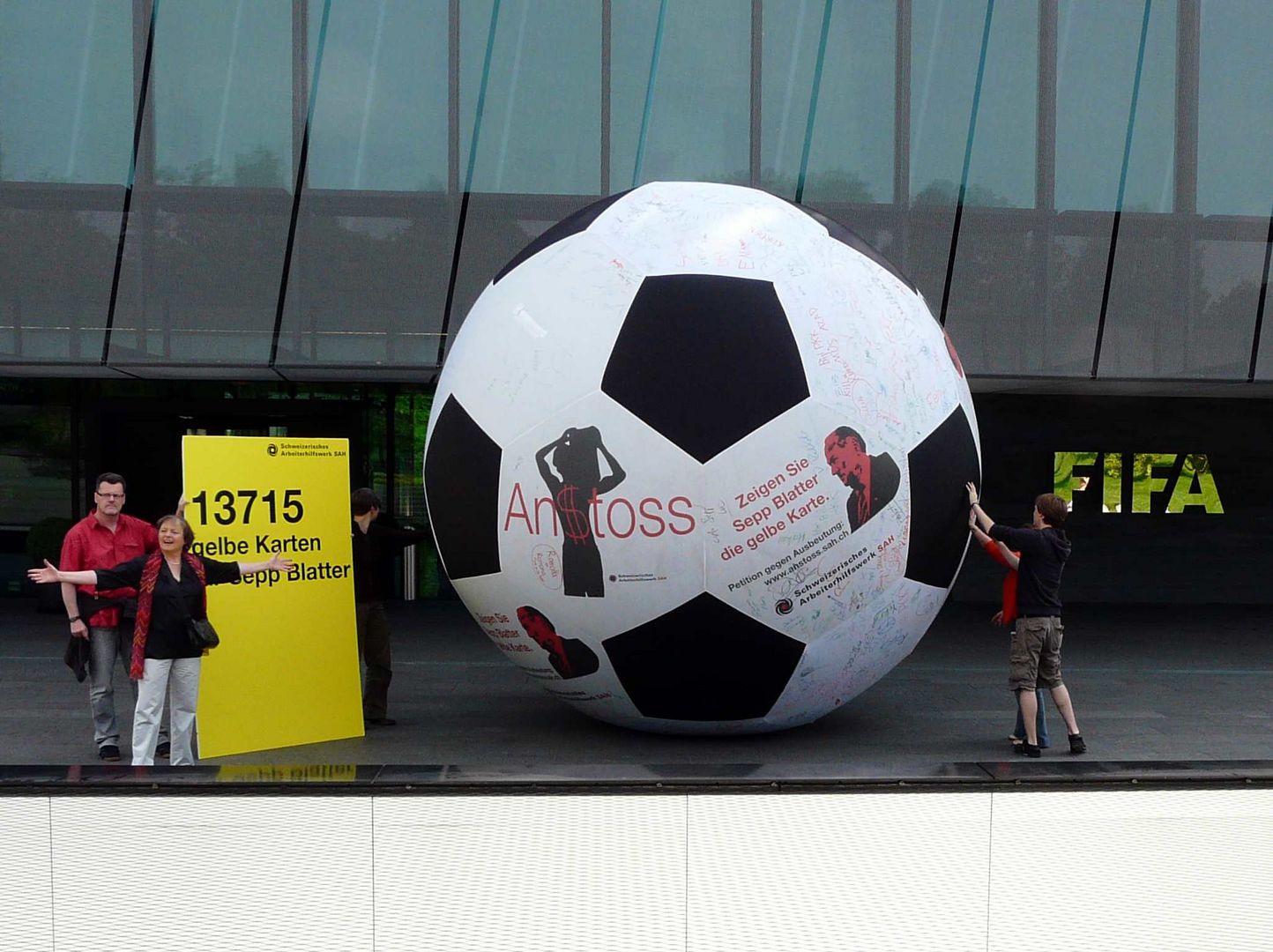 Gelbe Karten für Sepp Blatter am FIFA-Hauptsitz