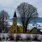 Gelbe Kirche am Fluss Dunajec.