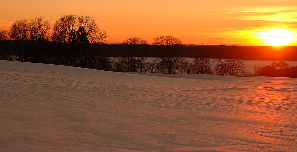 Gelbe Sonne - roter Schnee