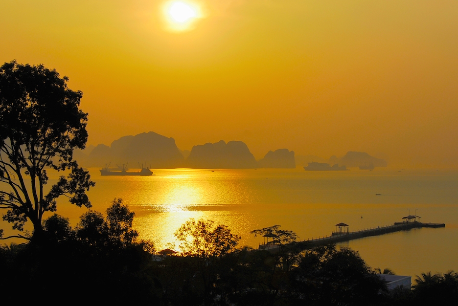 gelbe Sonne über der Halong Bucht