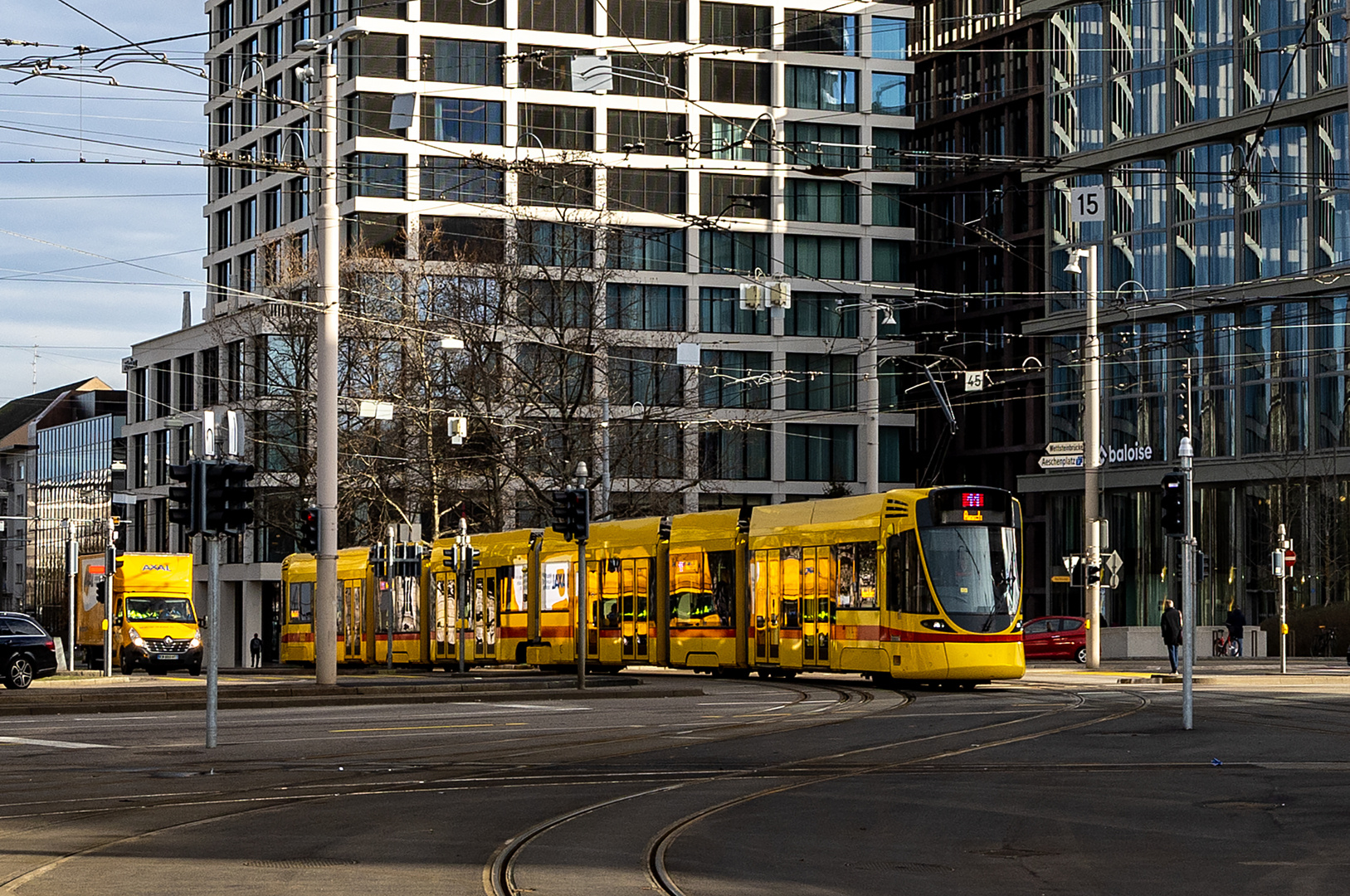 Gelbe Spiegelung in gelber BLT-Tram