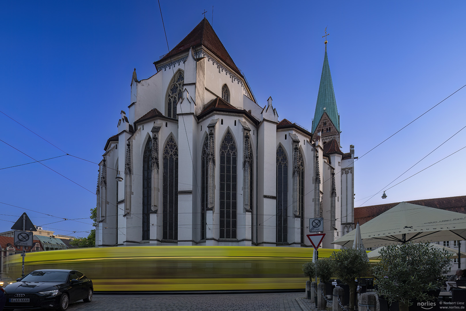 Gelbe Straßenbahn am Augsburger Dom