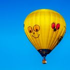 Gelber Ballon am blauen Himmel