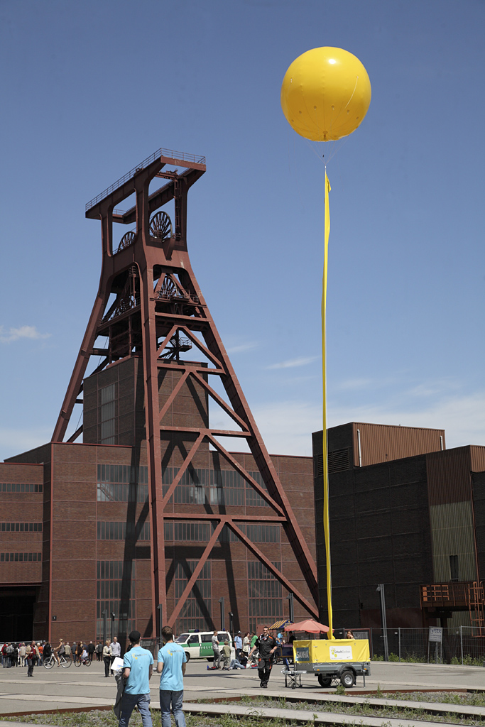 Gelber Ballon vor dem Doppelbock