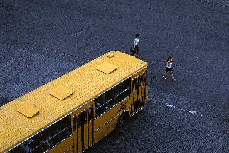 Gelber Bus - dunkle Straße