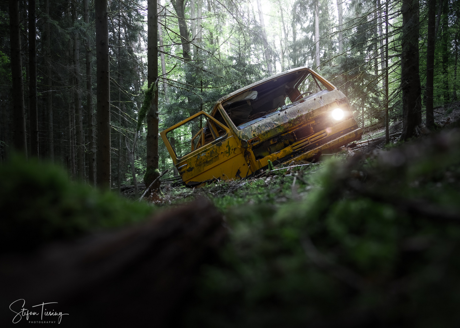 Gelber Bus im Odenwald