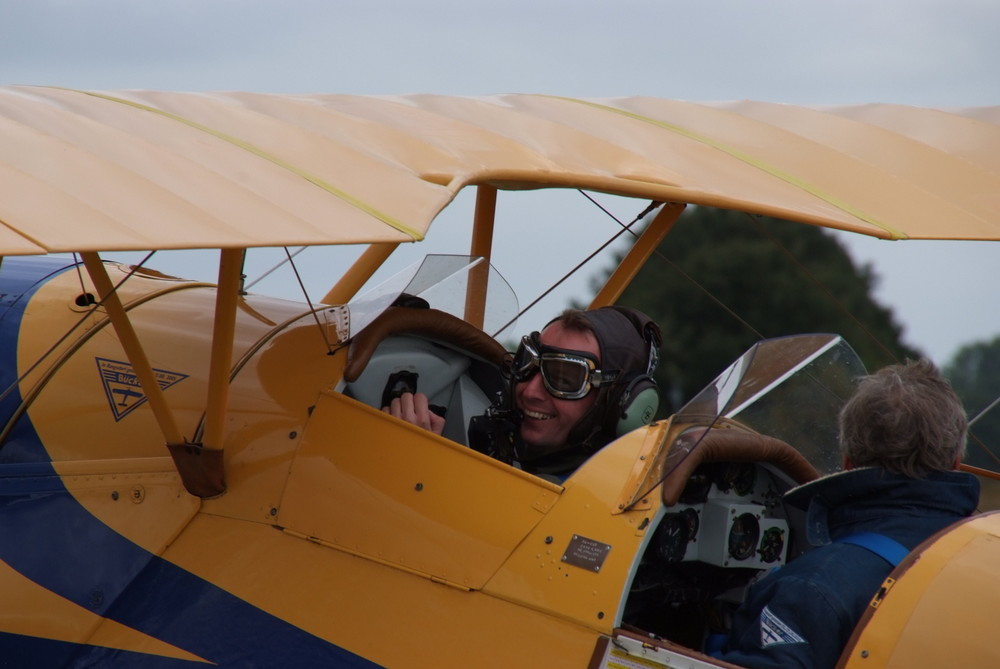 gelber Doppeldecker "Bücker & Jungmann" Gruß ans Publikum