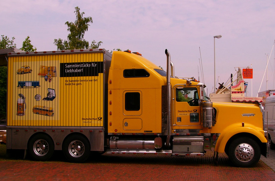 Gelber KENWORTH Truck auf der Kieler Woche 2004