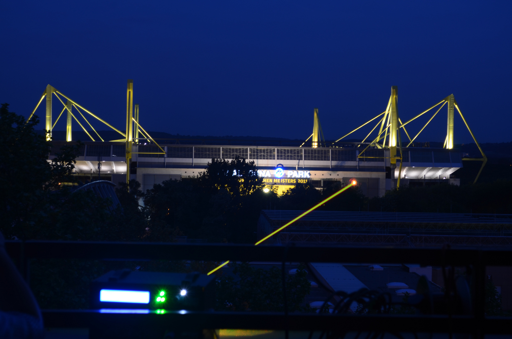 gelber Laserstrahl für die Meisterfeier BVB 2011