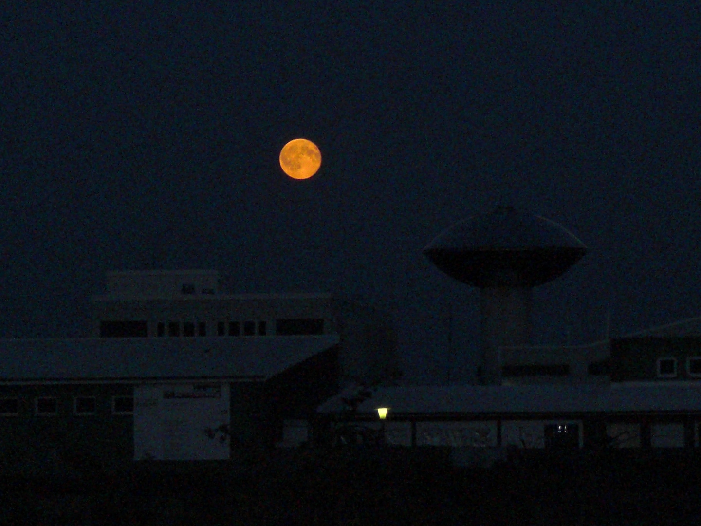 Gelber Mond über Helgoland