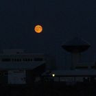 Gelber Mond über Helgoland