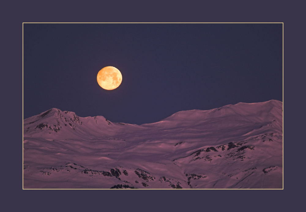 Gelber Mond über lila Schneelandschaft