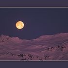 Gelber Mond über lila Schneelandschaft