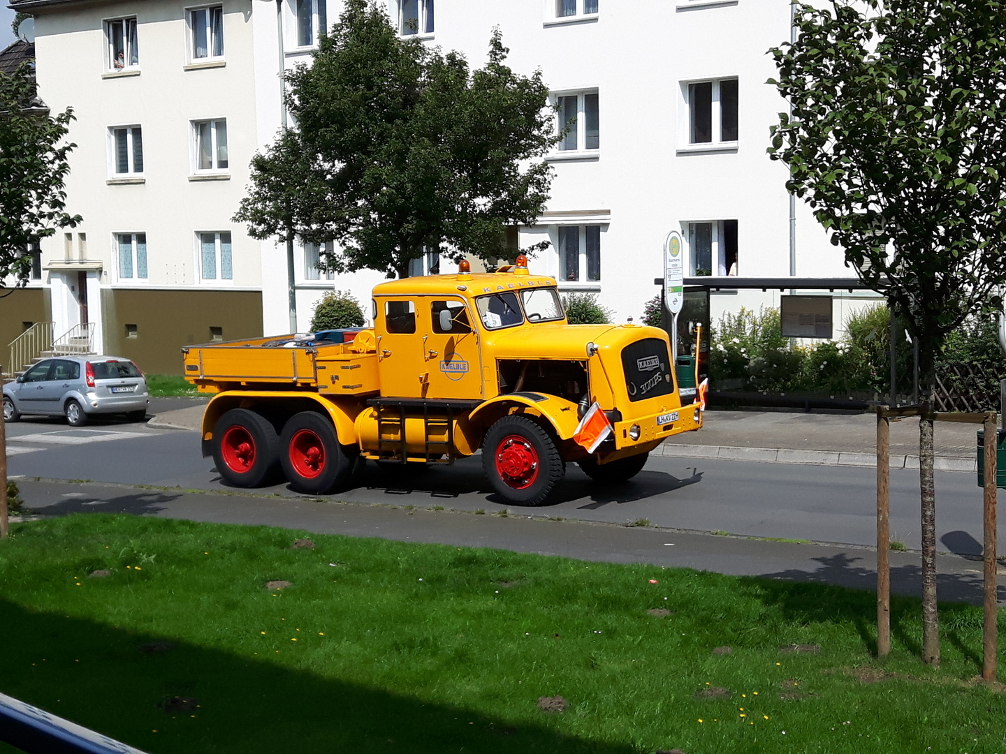 Gelber Oldtimer LKW 