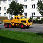 Gelber Oldtimer LKW 