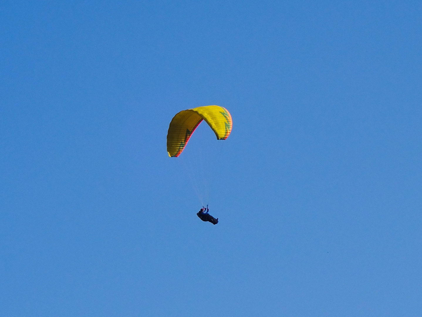 Gelber Paraglider