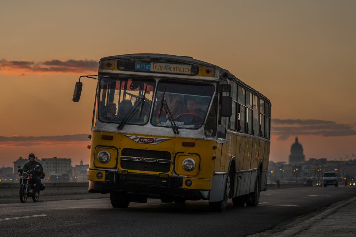 Gelber Schulbus auf dem Malecón