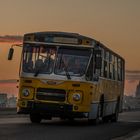 Gelber Schulbus auf dem Malecón