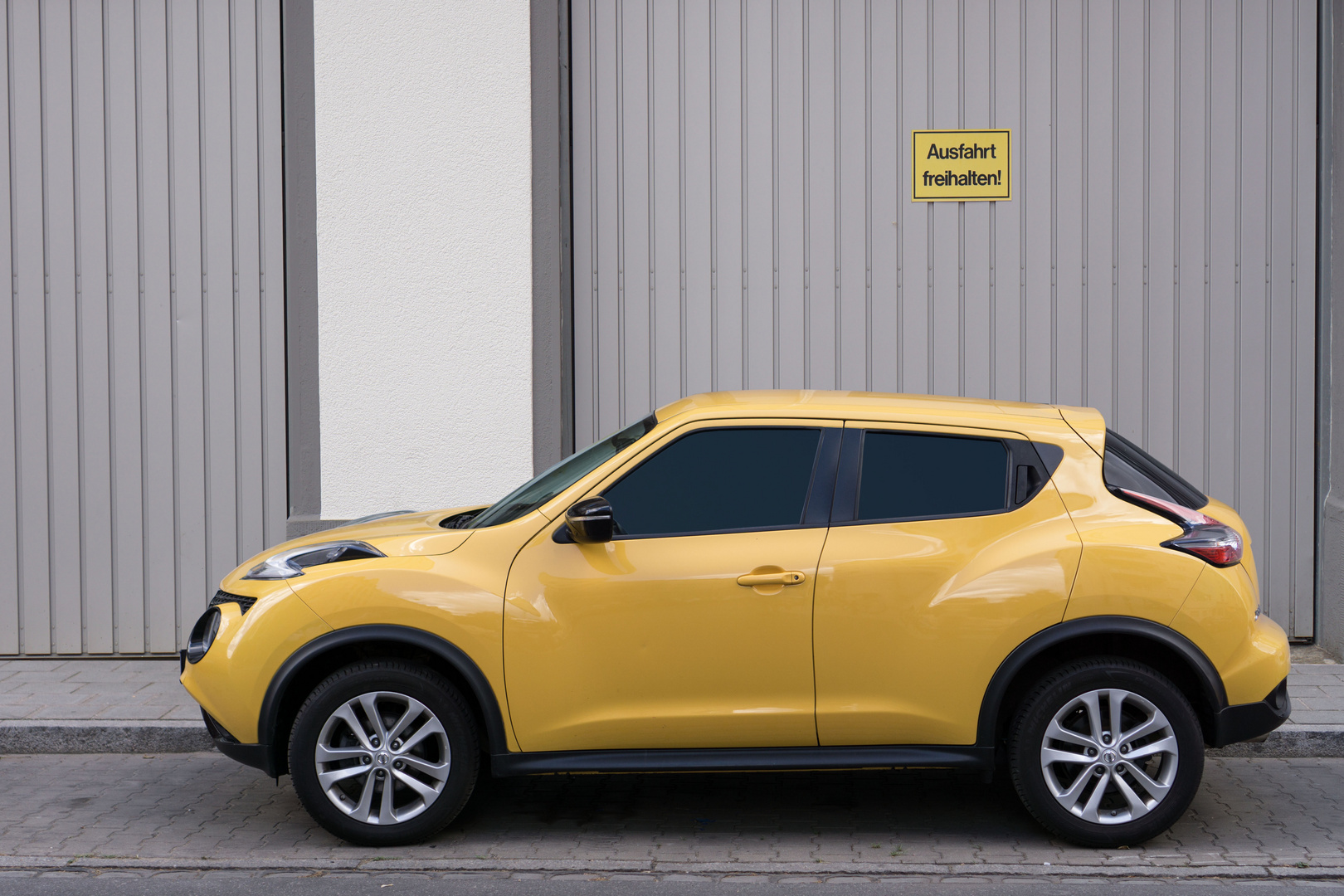 Gelbes Auto Nissan Juko Foto Bild Strasse Auto Reifen Bilder Auf Fotocommunity