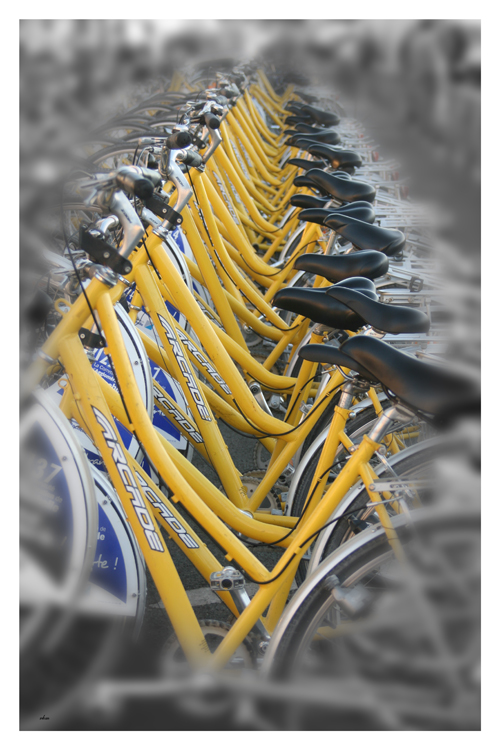 Gelbes Fahrrad in La Rochelle