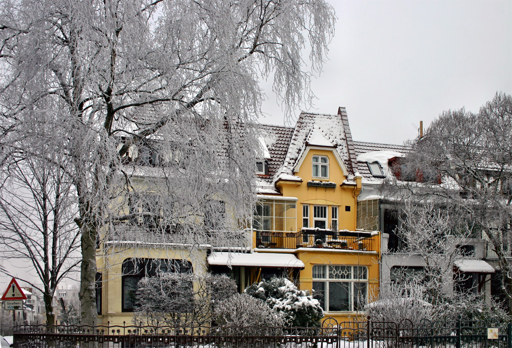 gelbes Haus im Winter