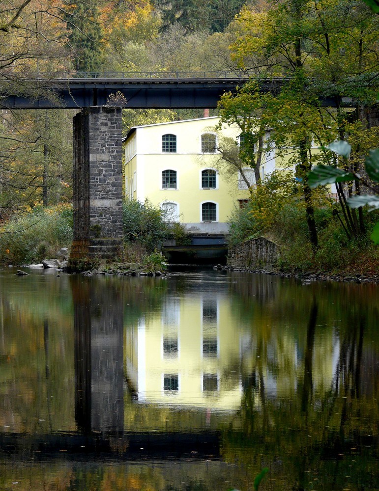 Gelbes Haus mit Brücke