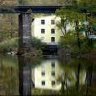 Gelbes Haus mit Brücke