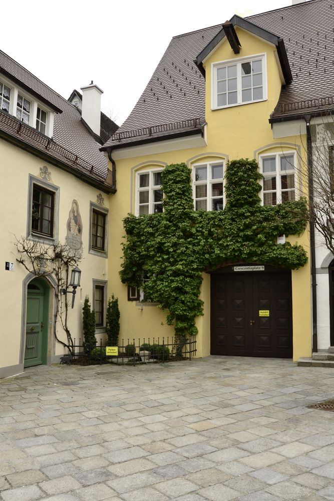 gelbes Haus mit grün Foto & Bild | architektur, profanbauten
