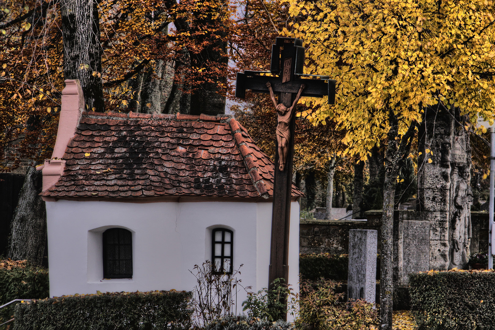 gelbes laubblatt auf kapellendach