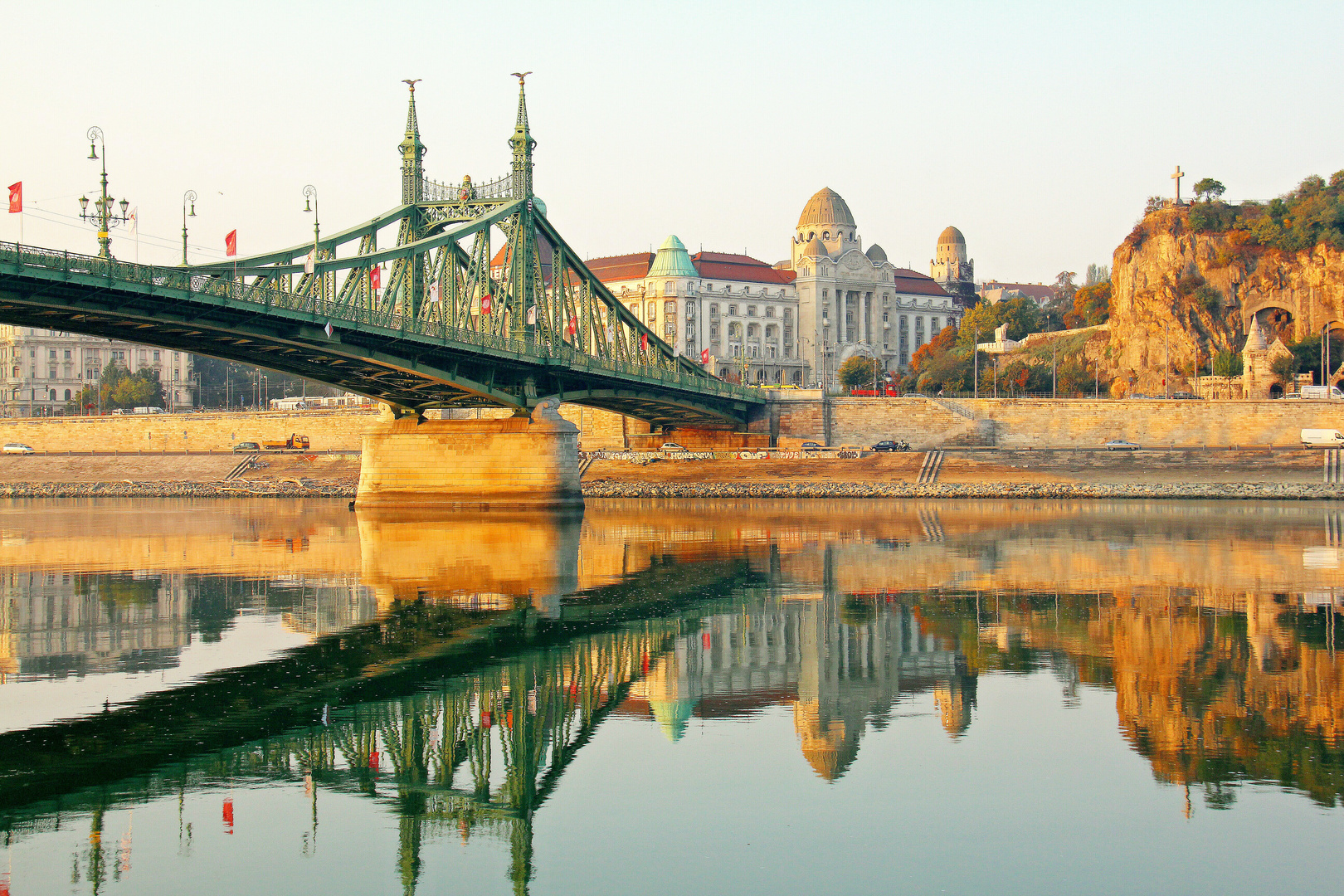 Gellertbad mit Freiheitsbrücke Budapest 