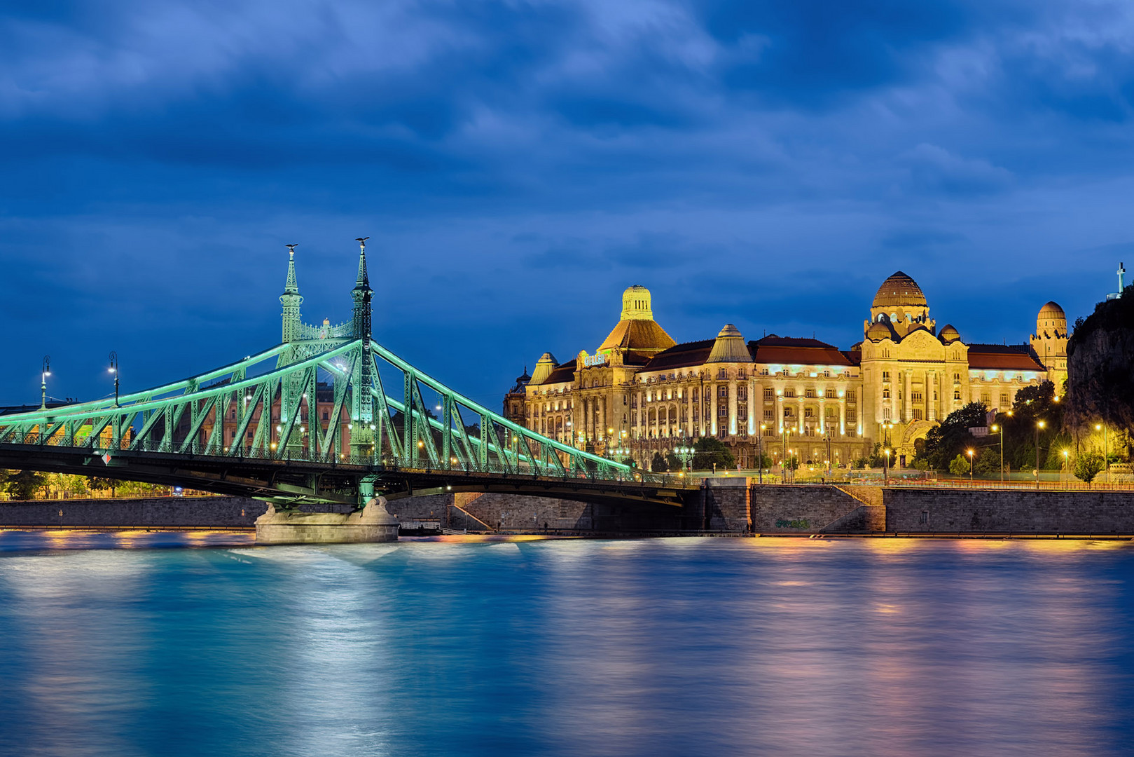 Gellertbad mit Freiheitsbrücke Budapest beleuchtet