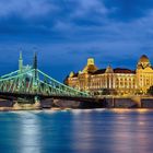 Gellertbad mit Freiheitsbrücke Budapest beleuchtet