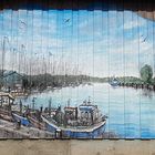 Gemälde auf einer Schuppenwand im Hafen Niendorf