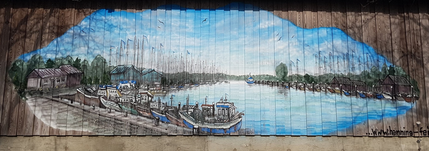 Gemälde auf einer Schuppenwand im Hafen Niendorf