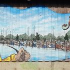 Gemälde auf einer Schuppenwand im Hafen Niendorf