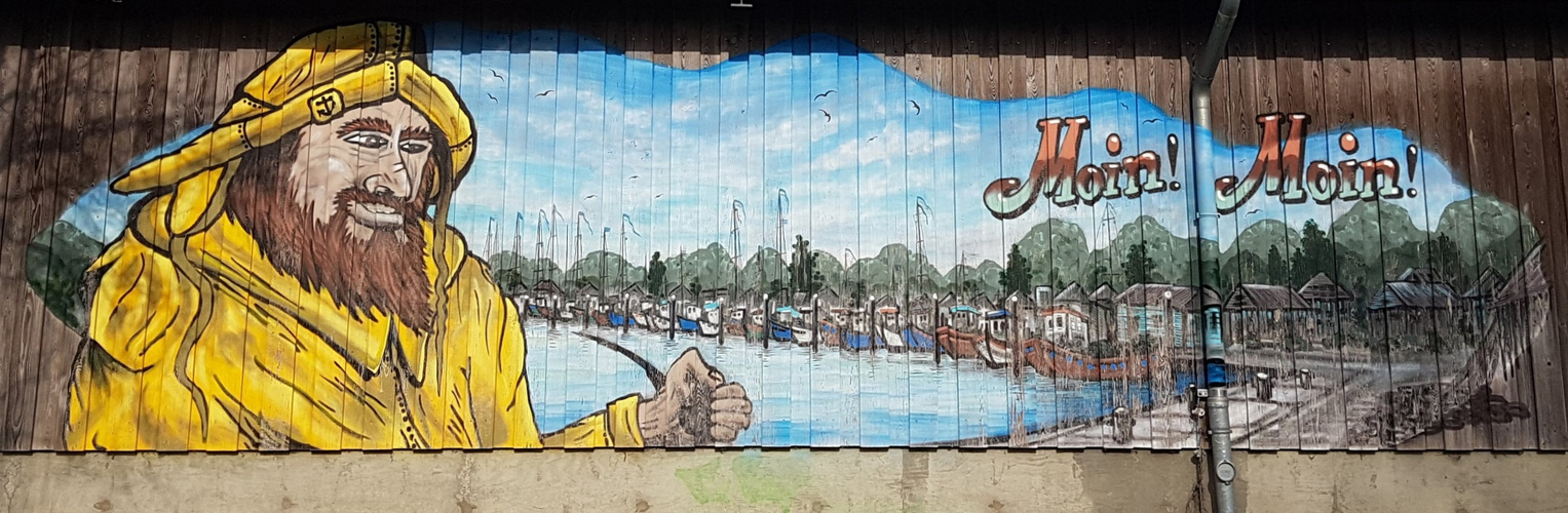 Gemälde auf einer Schuppenwand im Hafen Niendorf