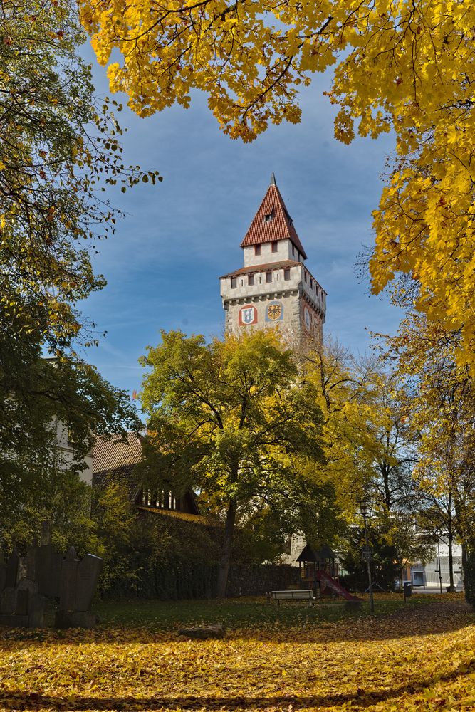 "Gemalter Turm" im Herbst