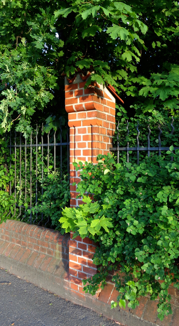 gemauerter Zaunpfosten am Zwischenpumpwerk Berlin-Landsberger Allee