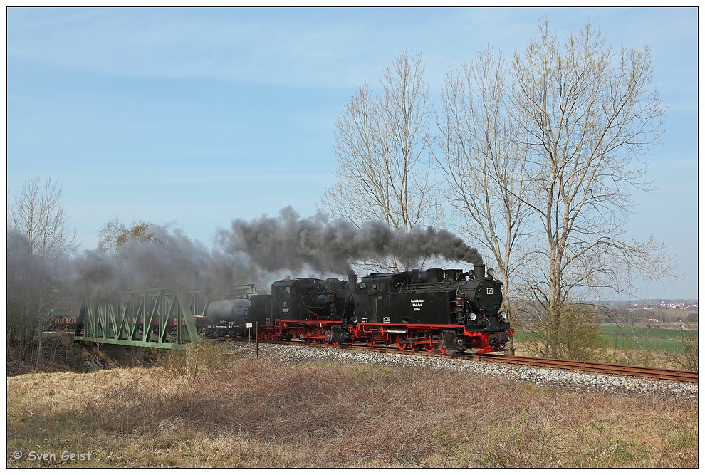 Gemeinsam über eine Eisenbahnbrücke