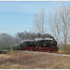 Gemeinsam über eine Eisenbahnbrücke