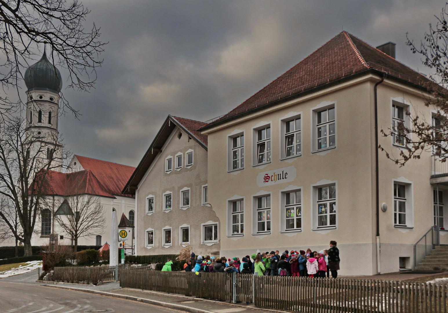 Gemeinsam zur Schule gehen,