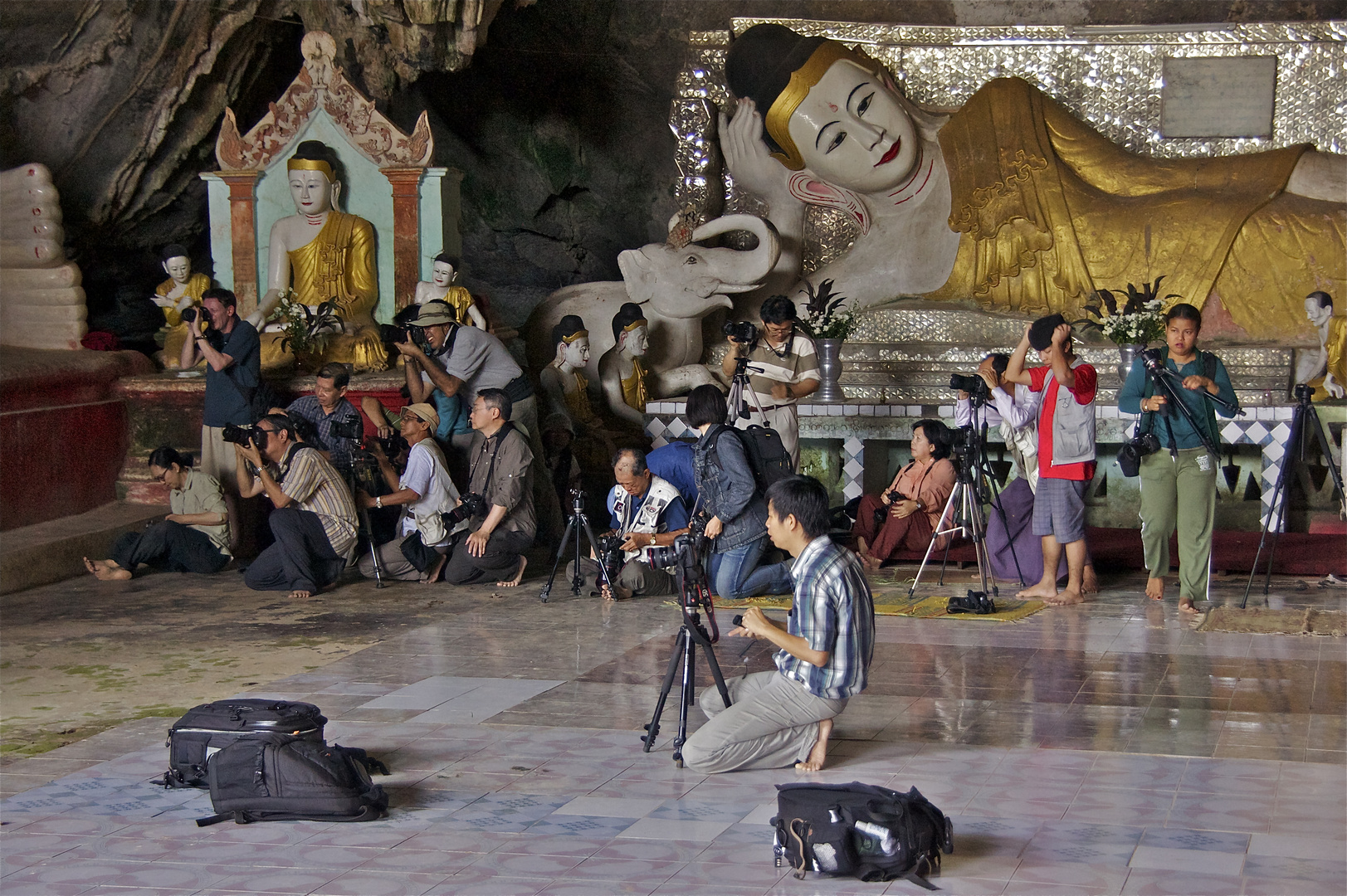 gemeinsames fotoshooting mit den *kollegen* der myanmar photographic society