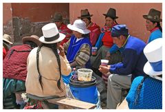 gemeinsames Mittagessen auf dem Markt von Chinchero/ Peru