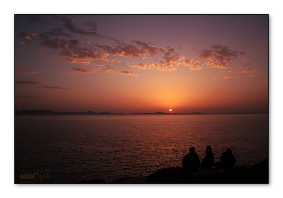 Gemeinsames Warten auf den Sonnenuntergang auf Naxos