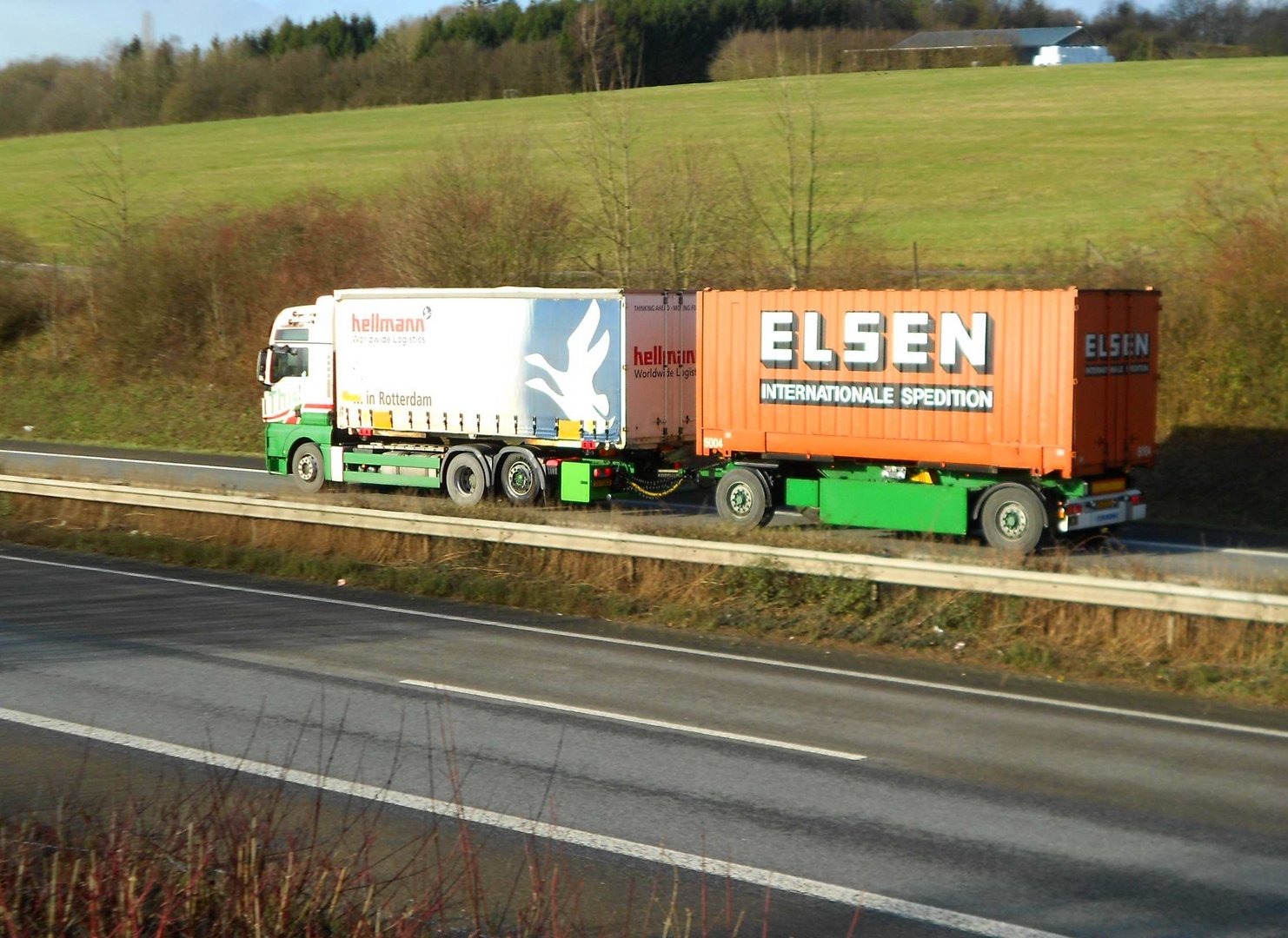 gemischter Gliederzug im Dezemberlicht