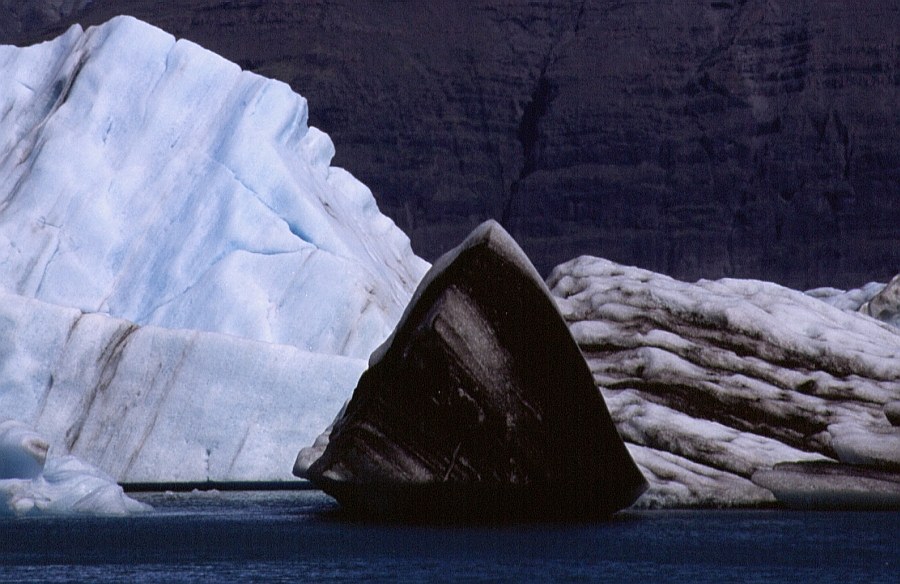 Gemischtes Eis (auf der Gletscherlagune Jökulsarlón)