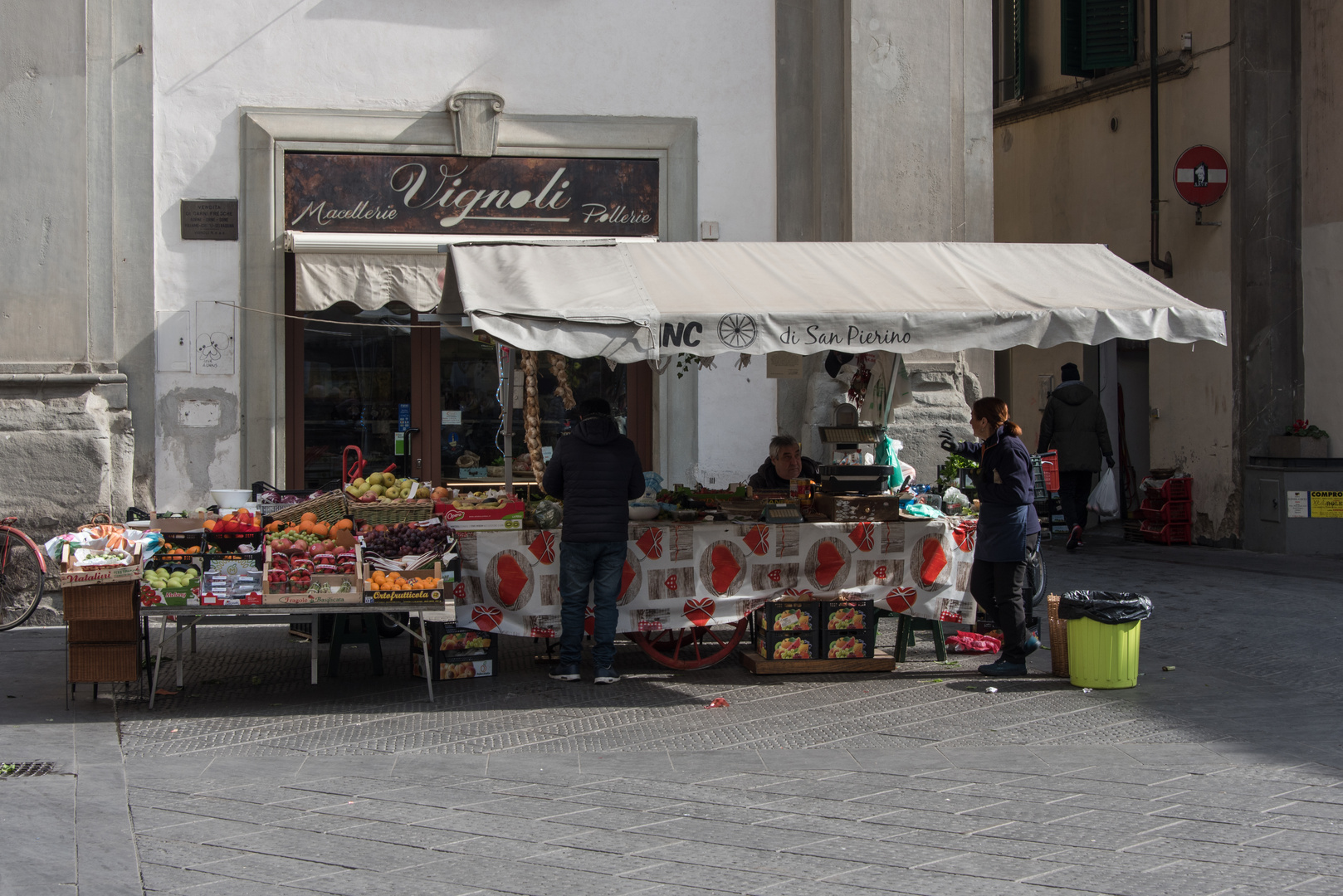 Gemüse- und Früchtestand auf der Piazza de S. Piero Maggiore