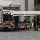 Gemüse- und Früchtestand auf der Piazza de S. Piero Maggiore