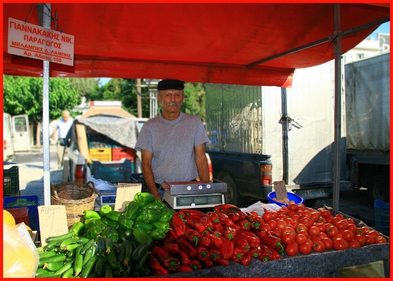 Gemüsehändler auf dem Wochenmarkt in Rethymnon