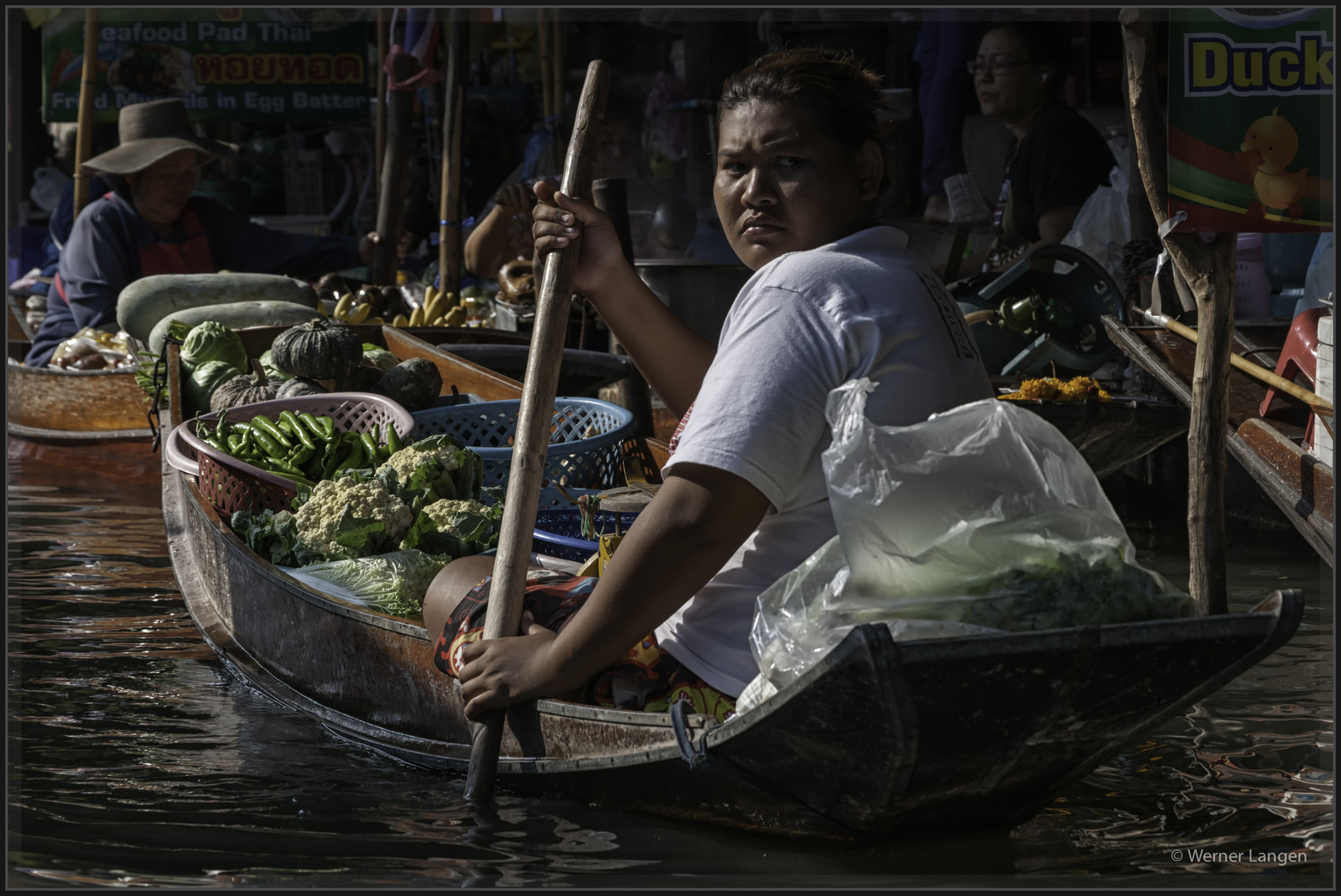 Gemüseverkäuferin auf dem Khlong Latmayom Floating Market
